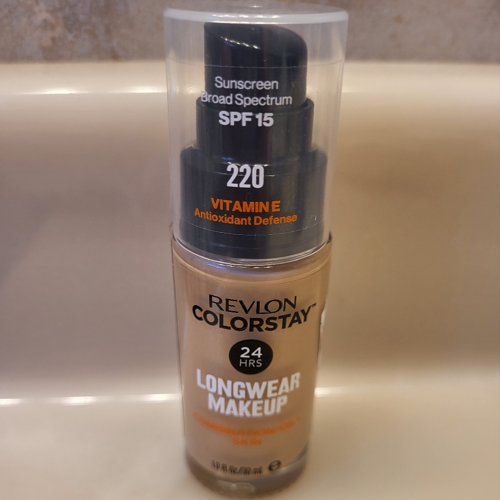 Revlon Colorstay longwear Foundation 220 SPF 15 Natural‎ Beige New 1 oz